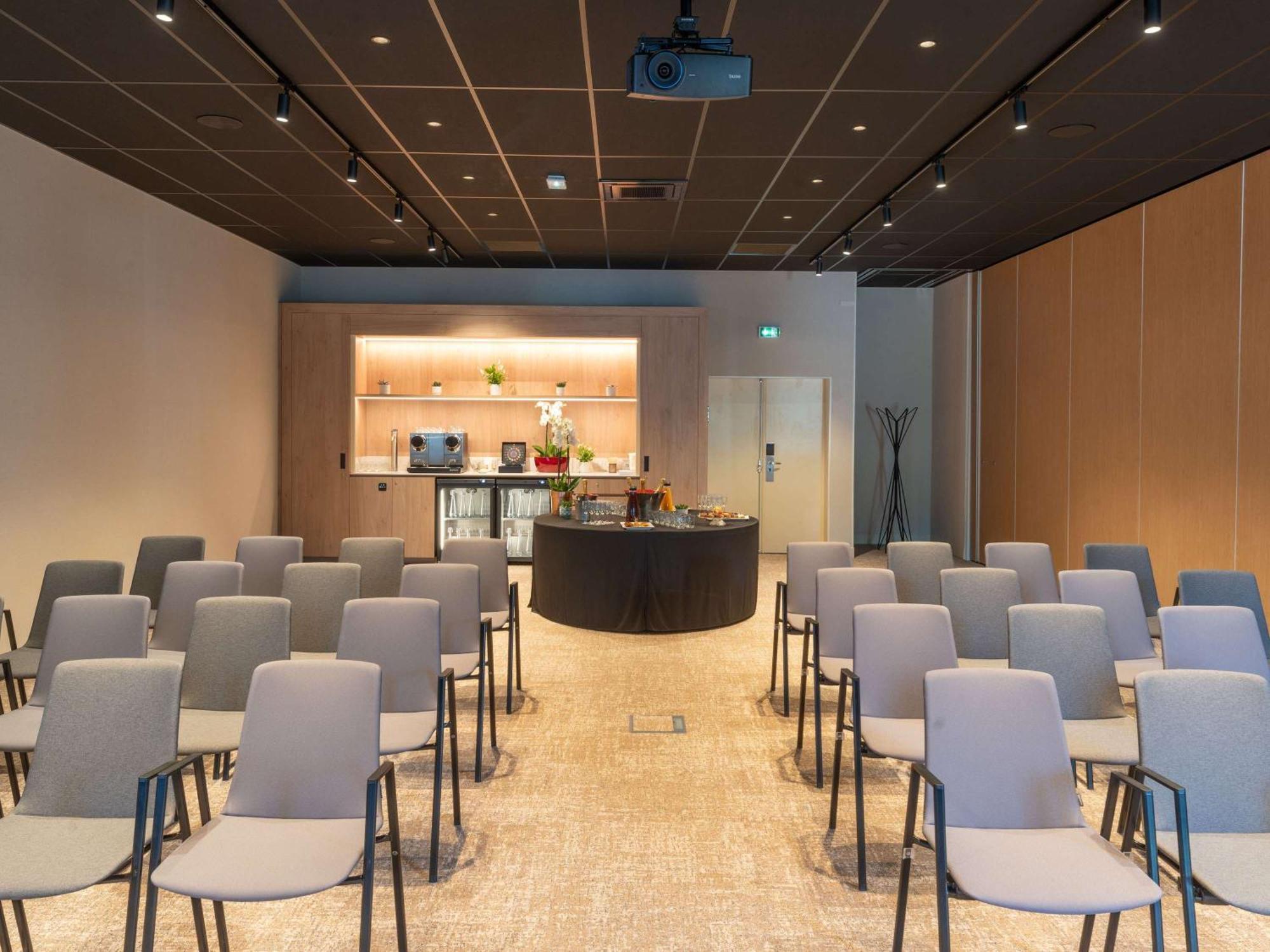 Mercure De Maine 4*